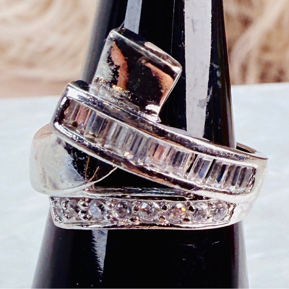 Silvertone unique shape, bling size 6 ring - Picture 4 of 4